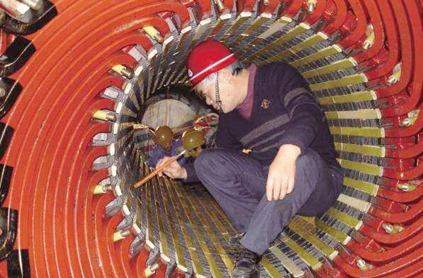 西安泰富西瑪電機(jī)吳高治、劉長安、張衛(wèi)華榮獲西安市勞動模范榮譽(yù)稱號。