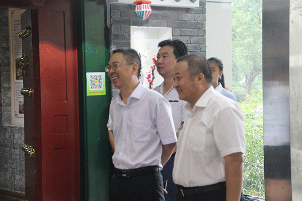 河南沁陽市委副書記薛勇帶領(lǐng)沁陽企業(yè)考察團(tuán)來西瑪電機(jī)參觀訪問。