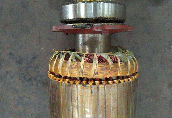 西安電機(jī)廠技術(shù)員關(guān)于高壓電機(jī)端部捆扎的重要性分析。